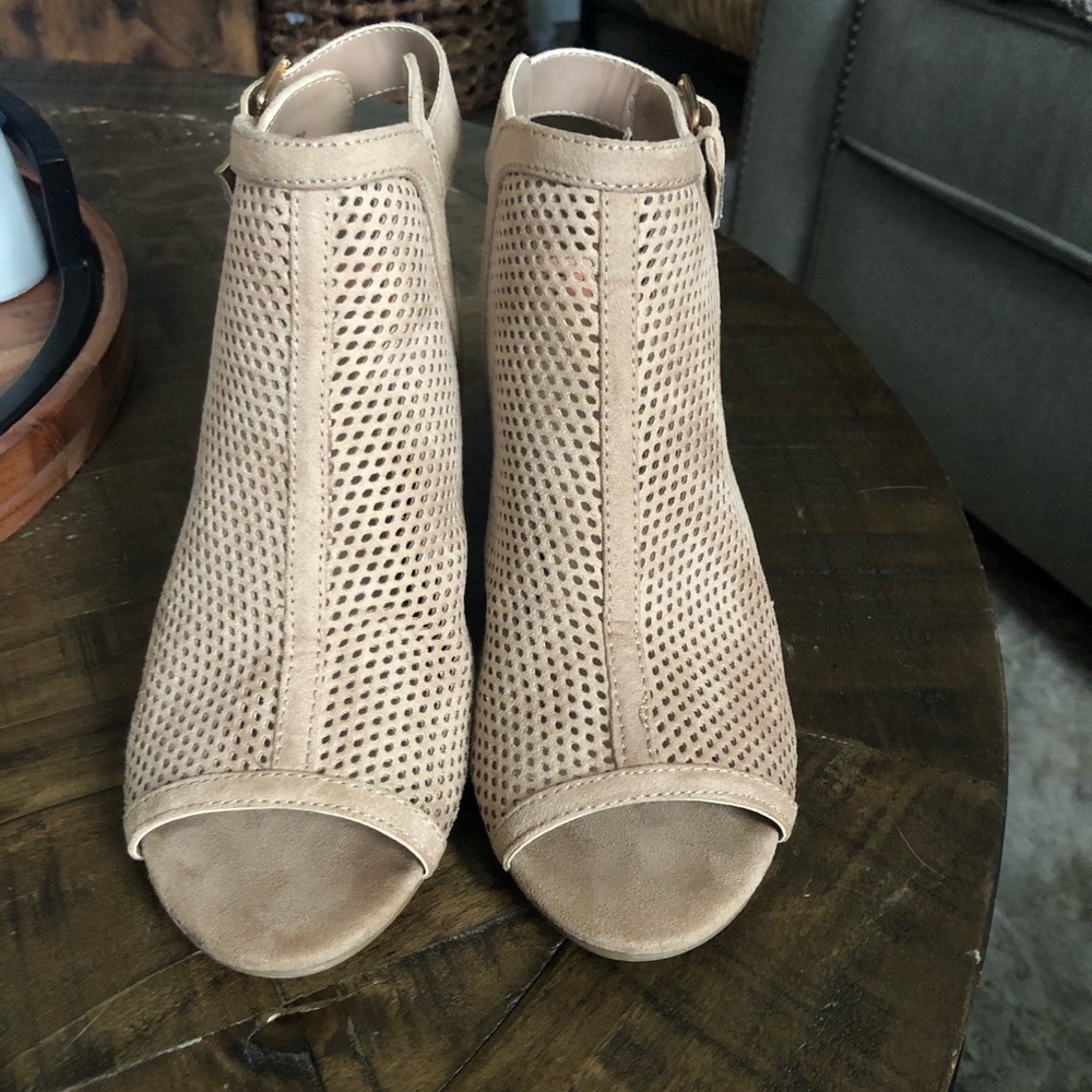 Woman’s Unisa Unopalo Mesh Block Heel Booties Size 7